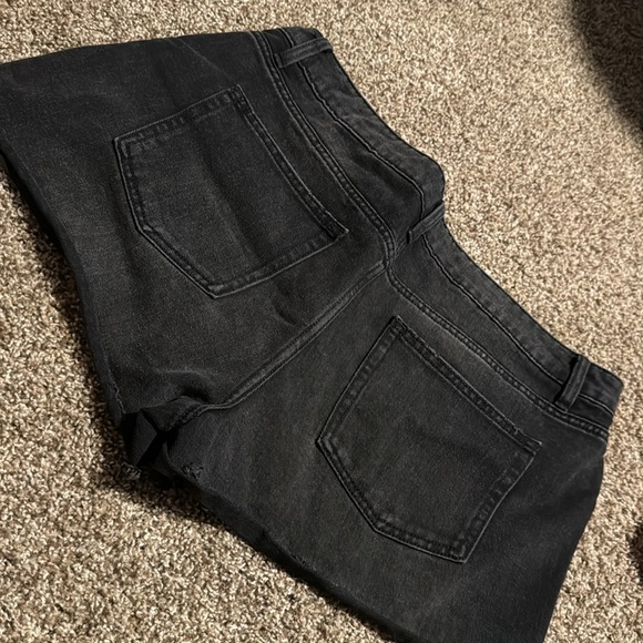 Time and Tru black distressed jean shorts (16) EUC! - Picture 9 of 10